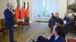 Warszawa, 24.10.2018. Laureat, historyk prof. Andrzej Chwalba (L) podczas wręczenia Nagrody im. Janusza Kurtyki, w Belwederze. Wręczeniu nagród towarzyszyła, zorganizowana przez Fundację im. Janusza Kurtyki, konferencja pt. „Przestrzeń polskiej Niepodległości”. Fot. PAP/J. Kamiński