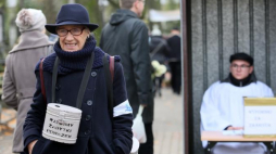  Warszawa, 01.11.2016. Aktorka Maja Komorowska kwestuje na Powązkach w Warszawie w dzień Wszystkich Świętych. Fot. PAP/L. Szymański
