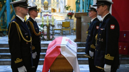 Trumna ze szczątkami admirała Józefa Unruga przed rozpoczęciem uroczystości pogrzebowych Unruga i jego żony Zofii w kościele Bożego Ciała w Helu. Fot. PAP/A. Warżawa