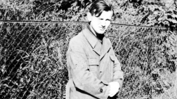 Karol Wojtyła, lata 1940–1944, Kraków. Od 11 października 1940 do 1944 r. pracował jako robotnik w Fabryce Sody Solvay w Krakowie, najpierw w kamieniołomach na Zakrzówku, a później w halach fabrycznych. Na zdj. Wojtyła jako pracownik kamieniołomów. Fot. PAP/reprodukcja: J. Grelowski 