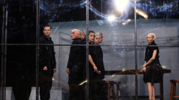 Aktorzy podczas próby medialnej przed premierą spektaklu „Antygona” Sofoklesa w reż. Agnieszki Korytkowskiej w Teatrze Ateneum. Fot. PAP/R. Guz