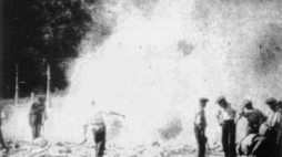 Palenie zwłok Żydów w KL Auschwitz-Birkenau - fotografia wykonana potajemnie przez jednego z członków żydowskiego Sonderkommando w 1944 r. Źródło: IPN