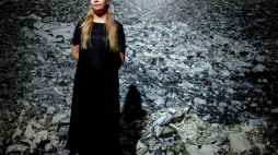 Barbara Jura, zdobywczyni Grand Prix 10. Triennale Grafiki Polskiej  na tle swojej pracy. Fot. PAP/A. Grygiel