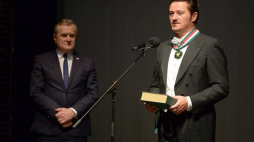 Solista operowy Piotr Beczała (P) odznaczony przez wicepremiera, ministra kultury Piotra Glińskiego (L) Złotym Medalem „Zasłużony Kulturze Gloria Artis”. Fot. PAP/J. Kamiński