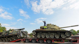 Amerykański czołg M47 Patton (P) i wóz zabezpieczenia technicznego M88 (L) trafiły do Muzeum Broni Pancernej. Poznań, 09.2013. Fot. PAP/J. Kaczmarczyk