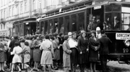 Przystanek tramwajowy na ul. Nowy Świat/Krakowskie Przedmieście, 1931–1933. Fot. NAC.