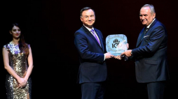Prezydent Andrzej Duda (C) i prezes Związku Piłki Ręcznej w Polsce Andrzej Kraśnicki (P) podczas jubileuszowej gali 100-lecia piłki ręcznej na ziemiach polskich w Warszawie. Fot. PAP/J. Turczyk  