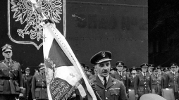 Inspektor generalny Polskich Sił Powietrznych gen. Stanisław Ujejski przekazuje sztandar dowódcy 300 dywizjonu bombowego; widoczny m.in. premier RP i Naczelny Wódz gen. Władysław Sikorski (z lewej). Swinderby, 07.1941. Fot. NAC