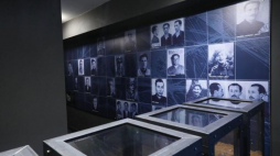Eksponaty zaprezentowane podczas otwarcia Miejsca Upamiętnienia Ofiar Systemów Totalitarnych w latach 1939-1956 w piwnicach białostockiego aresztu śledczego. Fot. PAP/A. Reszko