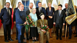 Franciszek Jakowczyk (C) podczas uroczystości wręczenia mu Aktu Nadania Obywatelstwa Rzeczypospolitej Polskiej przez prezydenta Andrzeja Dudę w Dolnośląskim Urzędzie Wojewódzkim we Wrocławiu. Fot. PAP/M. Kulczyński