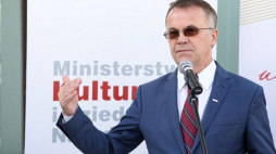 Wiceminister kultury i dziedzictwa narodowego Jarosław Sellin podczas konferencji prasowej w Warszawie. Fot. PAP/T. Gzell