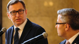 Prezes IPN Jarosław Szarek (L) i wojewoda śląski Jarosław Wieczorek (P) podczas konferencji prasowej nt. sfinansowania przez IPN budowy pomnika Wojciecha Korfantego w Warszawie. Fot. PAP/A. Grygiel