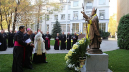 Odsłonięcie pomnika papieża Jana Pawła II w ogrodach nuncjatury apostolskiej w Warszawie. Fot. biuro prasowe Konferencji Episkopatu Polski