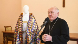 Metropolita warszawski, kardynał Kazimierz Nycz podczas prezentacji szaty liturgicznej, którą Jan Paweł II miał na sobie podczas inauguracji obchodów Wielkiego Jubileuszu Roku 2000. Fot. PAP/R. Pietruszka