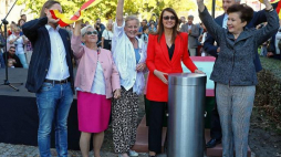 Uroczystości zakopania kapsuły czasu odbyła się u zbiegu Krakowskiego Przedmieścia i ul. Karowej w Warszawie -  prezydent Warszawy Hanna Gronkiewicz-Waltz (P), wiceprezydent Renata Kaznowska (2P) i radna Anna Nehrebecka (3P). Fot. PAP/R. Guz