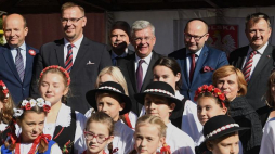 Marszałek Senatu Stanisław Karczewski (C) wraz z delegacją podczas spotkania z Polonią w Domu Polskim w Bielcach. Fot. PAP/P. Nowak