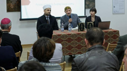 Autorzy przekładu: Leszek Musa Czachorowski (C) i imam Muzułmańskiej Gminy Wyznaniowej w Białymstoku Mirzogolib Radzhabaliev oraz korektorka Barbara Pawlic-Miśkiewicz podczas promocji nowego polskiego tłumaczenia Koranu w Centrum im. L. Zamenhofa w Białymstoku. Fot. PAP/A. Reszko