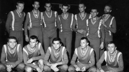 Mistrzostwa Europy w koszykówce we Wrocław w 1963 r. - reprezentacja Polski: Mieczysław Łopatka, Bohdan Likszo, Janusz Wichowski, Andrzej Pstrokoński, Leszek Arent, Zbigniew Dregier, Kazimierz Frelkiewicz, Wiesław Langiewicz, Andrzej Nartowski, Stanisław Olejniczak, Jerzy Piskun, Marek Sitkowski. Fot. PAP/CAF/Z. Matuszewski