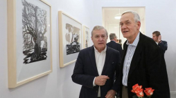 Wicepremier, minister kultury Piotr Gliński (L) i Andrzej Krauze na wernisażu wystawy "Drzewa. Rysunki i wycinanki Andrzeja Krauzego" w siedzibie Fundacji Polska Wielki Projekt w Warszawie. Fot. PAP/P. Supernak