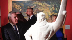 Wicepremier, minister kultury i dziedzictwa narodowego Piotr Gliński (L) podczas otwarcia wystawy "Krzycząc: Polska! Niepodległa 2018" w Muzeum Narodowym w Warszawie. Fot. PAP/R. Pietruszka