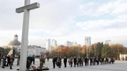 Ceremonia złożenia kwiatów przed Krzyżem Papieskim na Placu Piłsudskiego w Warszawie w 40. rocznicę wyboru kardynała Karola Wojtyły na papieża. Warszawa, 16.10.2018. PAP/T. Gzell