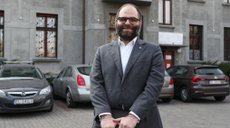 Wiceminister kultury Paweł Lewandowski podczas konferencji prasowej „Zadbajmy o łódzkie skarby” przed siedzibą Muzeum Animacji Se-ma-for Produkcja Filmowa. Fot. PAP/R. Zawistowski 