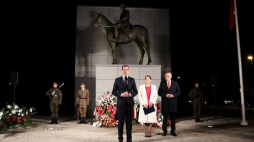 Premier Mateusz Morawiecki (L), poseł PiS Arkadiusz Mularczyk (P) i kandydatka Zjednoczonej Prawicy na prezydenta miasta Iwona Mularczyk (2P) po złożeniu kwiatów przed pomnikiem Józefa Piłsudskiego w Nowym Sączu. Fot. PAP/G. Momot