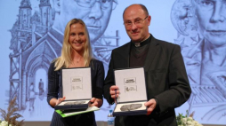 Prymas Polski, metropolita gnieźnieński, abp Wojciech Polak (P) oraz córka Ewy Błaszczyk Marianna Janczarska (L) odebrali w Krakowie Medal św. Jerzego. Fot. PAP/J. Graczyński