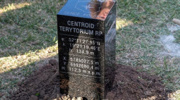 Oznaczenie geodezyjnego środka Polski w Nowej Wsi koło Kutna. Fot. PAP/G. Michałowski