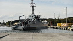 kOręt z trumnami ze szczątkami Józefa i Zofii Unrug przybija do portu w Gdyni. Fot. PAP/M. Gadomski