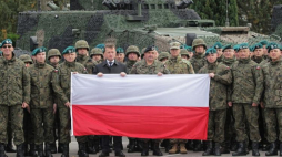 Elbląg, 02.10.2018. Minister obrony RP Mariusz Błaszczak (C-L) z żołnierzami Pułku Wsparcia Dowodzenia w Elblągu. Uroczystość przekazania Pułku Wsparcia Dowodzenia w podporządkowanie Dowództwa Wielonarodowej Dywizji Północny-Wschód. Ministrowi towarzyszył Dowódca Generalny Rodzajów Sił Zbrojnych gen. broni Jarosław Mika (C-P). Fot. PAP/T. Waszczuk