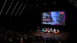  Warszawa, 09.10.2018. Aktor Dariusz Jakubowski (L), literaturoznawca Małgorzata Mikołajczak (3L), autor książki „Herbert. Biografia” Andrzej Franaszek (4L) oraz poeta Tadeusz Dąbrowski (2L) podczas dyskusji otwierającej Warszawski Festiwal Herbertowski. Fot. PAP/M. Obara