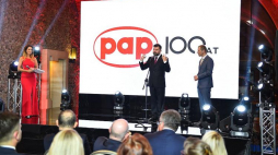 Prezes PAP Wojciech Surmacz (2P) i wiceprezes PAP Łukasz Świerżewski (P) podczas jubileuszu 100-lecia Polskiej Agencji Prasowej na Zamku Królewskim w Warszawie. Fot. PAP/S. Leszczyński