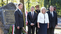 Marszałek Sejmu Marek Kuchciński (2L) i wicemarszałek Senatu Maria Koc (2P) podczas odsłonięcia tablicy pamiątkowej upamiętniającej 550-lecie Parlamentaryzmu Rzeczypospolitej w Piotrkowie Trybunalskim. Fot. PAP/G. Michałowski