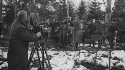 Operator Polskiej Agencji Telegraficznej filmuje uczestników polowania w Białowieży m.in. regenta Węgier Miklos'a Horthy'ego i prezydenta RP Ignacego Mościckiego (w futrzanej czapce), księcia Axela. 1938 r. Fot. NAC 