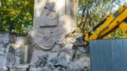 Demontaż pomnika Wdzięczności Żołnierzom Armii Radzieckiej w parku Skaryszewskim. Warszawa, 17.10.2018. Fot. PAP/ J. Kamiński