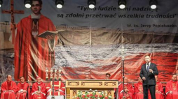 Prezydent Andrzej Duda (P) podczas mszy świętej w ramach uroczystości 34. Rocznicy Męczeńskiej Śmierci bł. ks. Jerzego Popiełuszki w Sanktuarium Męczeństwa Bł. Ks. Jerzego Popiełuszki we Włocławku. Fot. PAP/P. Skraba