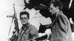 Zbigniew Cybulski jako Maciej Chełmicki i Adam Pawlikowski jako akowiec Andrzej, w scenie nieudanego zamachu na Szczukę. PAP/Reprodukcja