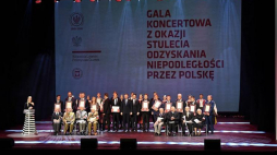 Prezydent Andrzej Duda (C) pozuje do pamiątkowego zdjęcia podczas Gali Niepodległości w Lublinie. Fot. PAP/W. Pacewicz