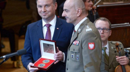 Prezydent Andrzej Duda (L) oraz szef Sztabu Generalnego Wojska Polskiego generał broni Rajmund T. Andrzejczak (P) podczas koncertu zorganizowanego z okazji 100-lecia utworzenia Sztabu Generalnego Wojska Polskiego w Filharmonii Narodowej w Warszawie. Fot. PAP/M. Obara
