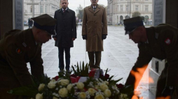 Minister obrony narodowej Mariusz Błaszczak (2L) i szef Sztabu Generalnego Wojska Polskiego generał broni Rajmund T. Andrzejczak (2P) podczas uroczystego apelu przed Grobem Nieznanego Żołnierza w Warszawie z okazji 100-lecia utworzenia Sztabu Generalnego Wojska Polskiego. Fot. PAP/M. Obara