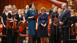Wiceminister kultury i dziedzictwa narodowego Wanda Zwinogrodzka (C-L), Colette Semkow (C-P) oraz zastępca dyrektora Departamentu Szkolnictwa Artystycznego i Edukacji Kulturalnej w MKiDN Piotr Baron (P) podczas koncertu inauguracyjnego 11. sezonu Polskiej Orkiestry Sinfonii Iuventus. Fot. PAP/R. Guz