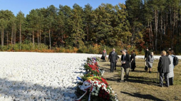 Obchody 75. rocznicy zbrojnego powstania więźniów niemieckiego nazistowskiego obozu zagłady w Sobiborze odbyły się w Muzeum i Miejscu Pamięci w Sobiborze. Fot. PAP/W. Pacewicz