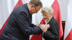 Prezes Polskiego Towarzystwa Sprawiedliwych wśród Narodów Świata Anna Stupnicka-Bando odznaczona medalem „Pro Bono Poloniae” przez szef Urzędu do Spraw Kombatantów i Osób Represjonowanych Jana Józefa Kasprzyka podczas pierwszego dnia III Ogólnopolskiego Zjazdu Polaków Ratujących Żydów. Fot. PAP/D. Delmanowicz