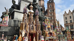 75. Konkurs Szopek Krakowskich – prezentacja szopek u stóp pomnika Adama Mickiewicza na Rynku Głównym. Kraków, 07.12.2017. Fot. PAP/J. Bednarczyk