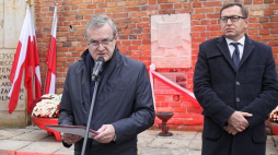 Wicepremier, minister kultury i dziedzictwa narodowego Piotr Gliński (L) i prezes IPN Jarosław Szarek podczas uroczystego odsłonięcia tablicy upamiętniającej ofiary egzekucji dokonanej przez Niemców 28 stycznia 1944 r. u zbiegu Al. Jerozolimskich i ul. Marszałkowskiej. Fot. PAP/P. Supernak
