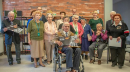 Urząd m. st. Warszawy, 31 10 2018. Wspólne zdjęcie z powstańcami, którzy otrzymali pierwsze karty uprawniające do darmowych przejazdów taksówkami w stolicy. Źródło: UM.Warszawa.pl  