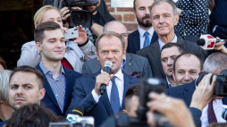 Przewodniczący Rady Europejskiej Donald Tusk (C) podczas spotkania z mieszkańcami na Rynku Głównym w Krakowie. Fot. PAP/Jan Graczyński