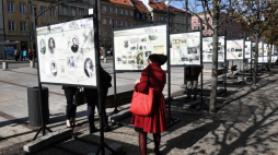 Fragment wystawy "Kobiety w walce o niepodległość Polski" przed Domem Polonii w Warszawie.  PAP/R. Pietruszka