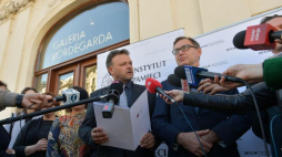  Prezes Instytutu Pamięci Narodowej Jarosław Szarek (P) i dyrektor Biura Edukacji Narodowej Adam Hlebowicz (L) podczas wernisażu wystawy "Wyszyńskiego i Wojtyły gramatyka życia". Fot. PAP/M. Obara